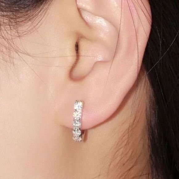 The Timeless Classic Brilliant mini hoop earrings in silver - Picture 5 of 6